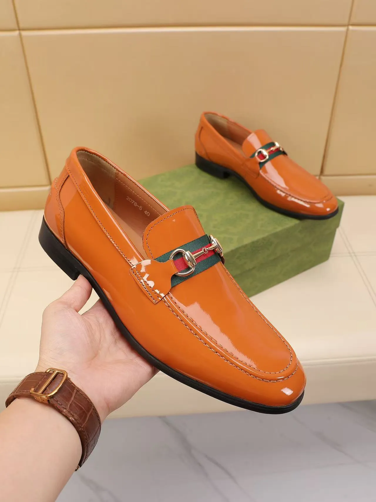 Men's men's shoes 💰440 🆘【GUCCI】Gucci ·🐂里· Hot-selling beanie shoes, top brand luxury, top quality, latest fashion beanie shoes.. The upper is made of original high mercerized smooth cow suede. (Full top-layer water-dyed 🐂 leather and lining). The original stylish and stylish soft rubber wear-resistant and non-slip outsole is light and comfortable on the foot, available in 2 colors! Matching code: 39-45 (38.46. Customized)